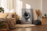 Paul Sinus Wandbild in 40x60cm Ink Bloom Abstraktes Schwarz-Weiß-Kunstwerk mit texturierter, radialer Form und dunklem Zentrum