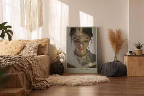 Paul Sinus Wandbild in 40x60cm Into the Pages – Lichtdurchflutetes Porträt einer jungen Frau, vertieft in ein Buch, zeitgenössische Bilder mit sanfter Farbgebung, inspirierend und harmonisch