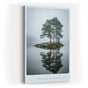 Paul Sinus Wandbild in 40x60cm Island of Stillness – Nebelige Seeinsel mit Baumgruppe, ruhiges Naturmotiv in sanften Grautönen und Spiegelung im Wasser