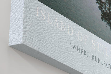 Paul Sinus Wandbild in 40x60cm Island of Stillness – Nebelige Seeinsel mit Baumgruppe, ruhiges Naturmotiv in sanften Grautönen und Spiegelung im Wasser