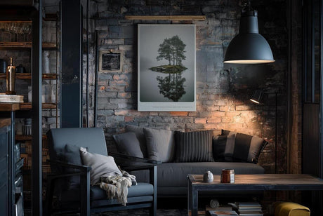 Paul Sinus Wandbild in 40x60cm Island of Stillness – Nebelige Seeinsel mit Baumgruppe, ruhiges Naturmotiv in sanften Grautönen und Spiegelung im Wasser