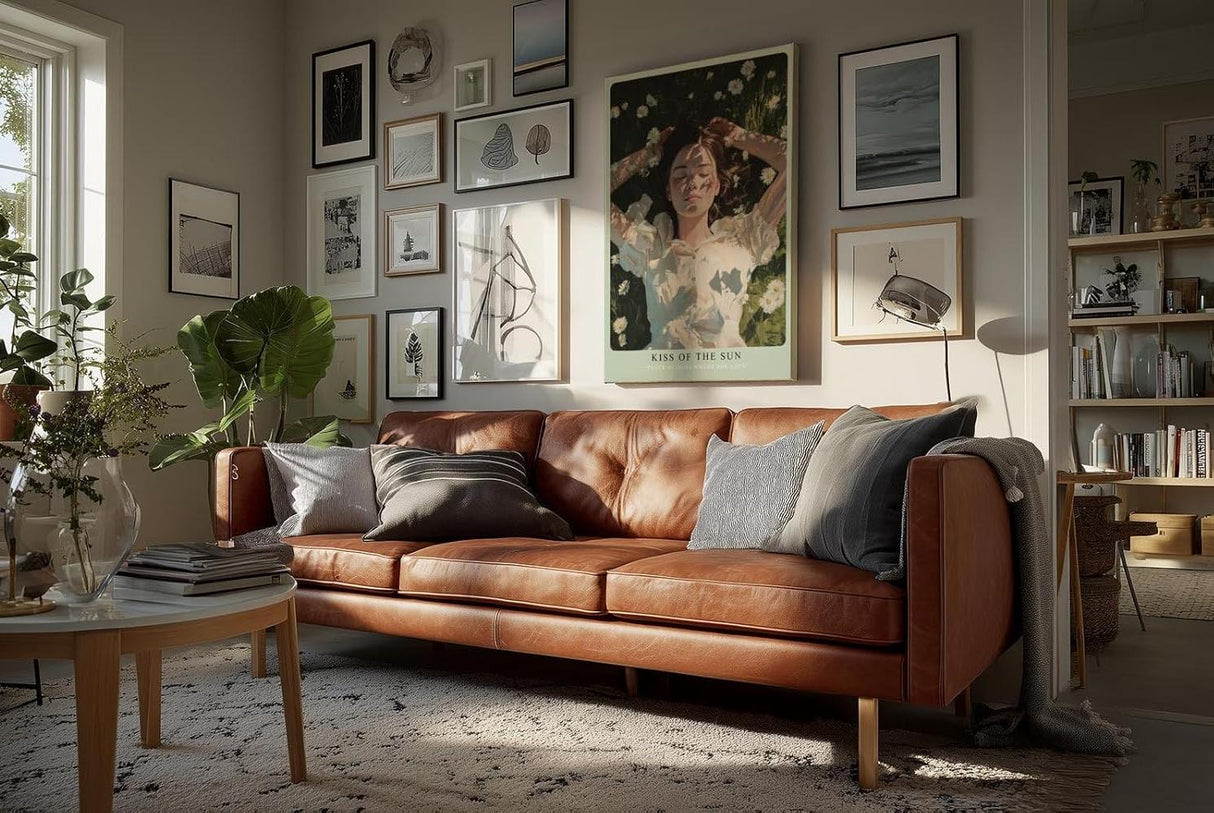Paul Sinus Wandbild in 40x60cm Kiss of the Sun – Liegendes Porträt einer jungen Frau auf einer Wiese voller Gänseblümchen, im Sonnenlicht badend