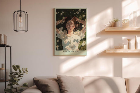 Paul Sinus Wandbild in 40x60cm Kiss of the Sun – Liegendes Porträt einer jungen Frau auf einer Wiese voller Gänseblümchen, im Sonnenlicht badend