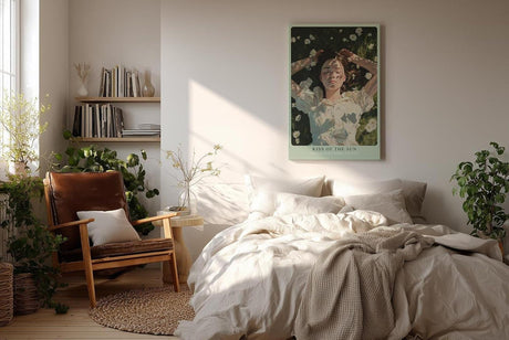 Paul Sinus Wandbild in 40x60cm Kiss of the Sun – Liegendes Porträt einer jungen Frau auf einer Wiese voller Gänseblümchen, im Sonnenlicht badend