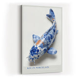 Paul Sinus Wandbild in 40x60cm Koi in Porcelain – kunstvoller Koi-Fisch in Blau-Weiß mit feinen Porzellanmustern und dezentem Farbakzent