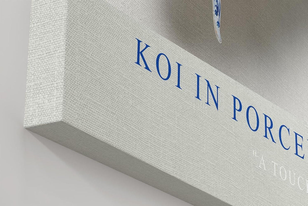Paul Sinus Wandbild in 40x60cm Koi in Porcelain – kunstvoller Koi-Fisch in Blau-Weiß mit feinen Porzellanmustern und dezentem Farbakzent
