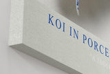 Paul Sinus Wandbild in 40x60cm Koi in Porcelain – kunstvoller Koi-Fisch in Blau-Weiß mit feinen Porzellanmustern und dezentem Farbakzent