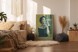 Paul Sinus Wandbild in 40x60cm La Cigarette – elegante Frau im Retro-Stil mit Zigarette, künstlerisches Porträt in Grüntönen