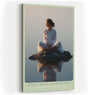 Paul Sinus Wandbild in 40x60cm Light Above, Light Within – Meditatives Porträt einer Frau in weißem Gewand, sitzend auf einem Felsen im stillen Wasser bei Sonnenaufgang