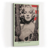 Paul Sinus Wandbild in 40x60cm Marilyn Monroe mit Gewehren in Schwarz-Weiß vor US-Flagge – ausdrucksstarkes Pop-Art-Porträt