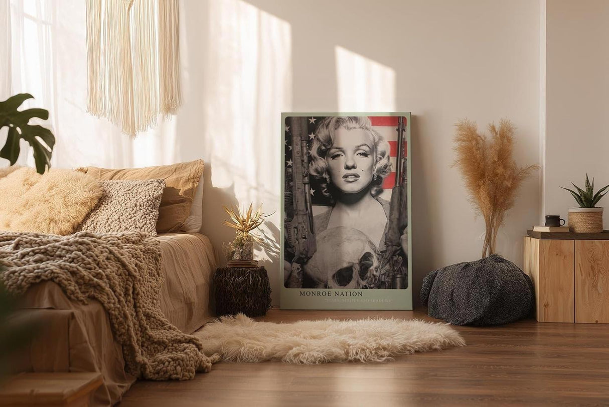 Paul Sinus Wandbild in 40x60cm Marilyn Monroe mit Gewehren in Schwarz-Weiß vor US-Flagge – ausdrucksstarkes Pop-Art-Porträt