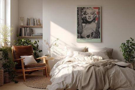 Paul Sinus Wandbild in 40x60cm Marilyn Monroe mit Gewehren in Schwarz-Weiß vor US-Flagge – ausdrucksstarkes Pop-Art-Porträt
