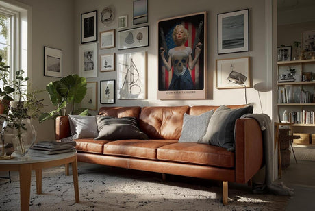 Paul Sinus Wandbild in 40x60cm Marilyn Monroe mit Gewehren vor US-Flagge – provokantes Pop-Art-Motiv mit rebellischem Glamour