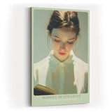 Paul Sinus Wandbild in 40x60cm Moment of Stillness – Zartes Porträt einer jungen Frau, vertieft in ein Buch, lichtdurchflutete moderne Bilder mit sanften Farbnuancen, harmonisch und inspirierend