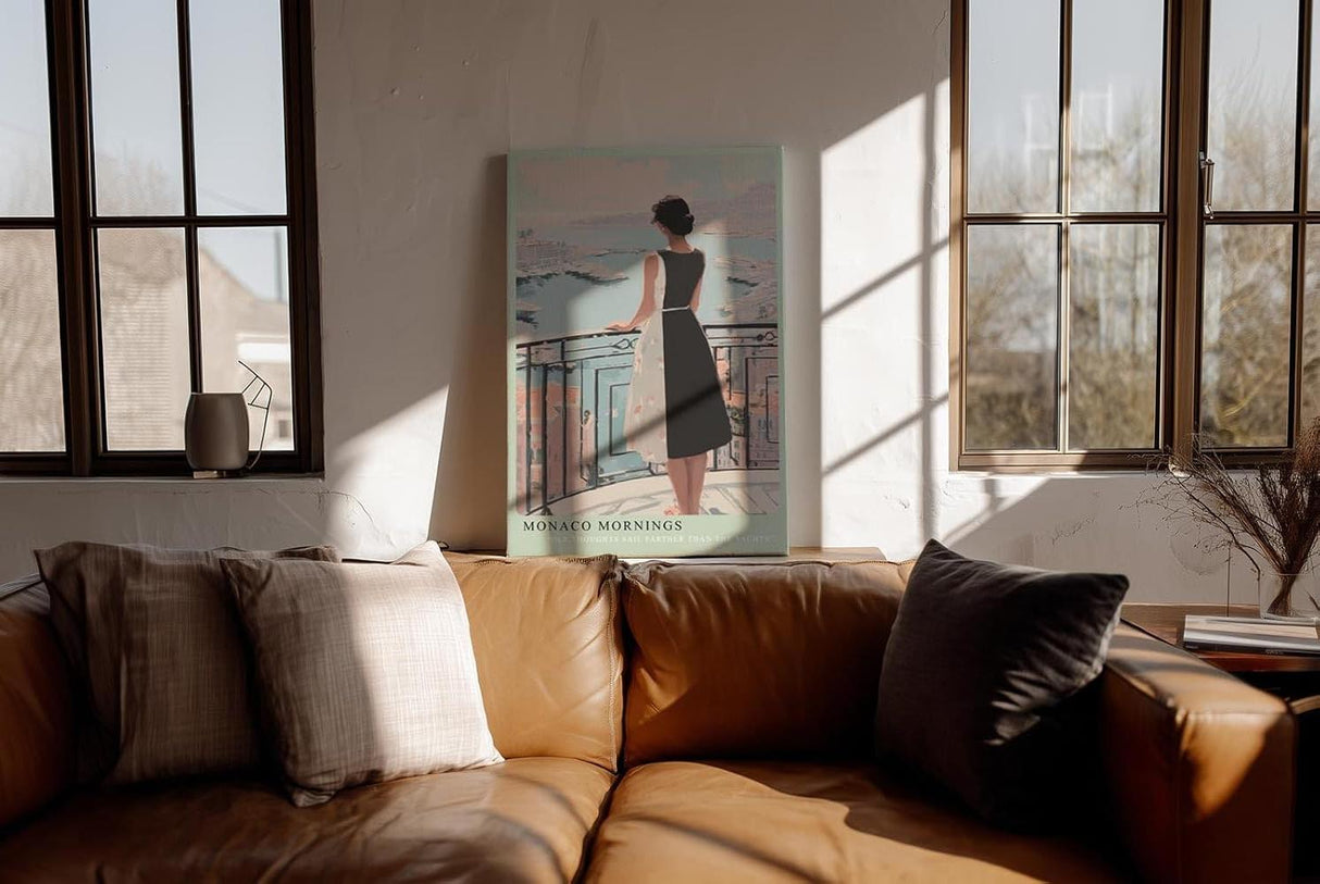 Paul Sinus Wandbild in 40x60cm Monaco Mornings – Elegantes Porträt einer Frau auf einem Balkon mit Blick auf den Hafen von Monaco, moderne Bilder in warmen Pastelltönen