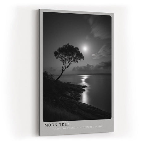 Paul Sinus Wandbild in 40x60cm Moon Tree – stimmungsvolle Schwarz-Weiß-Landschaft mit Baum am Ufer im Mondlicht