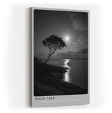 Paul Sinus Wandbild in 40x60cm Moon Tree – stimmungsvolle Schwarz-Weiß-Landschaft mit Baum am Ufer im Mondlicht
