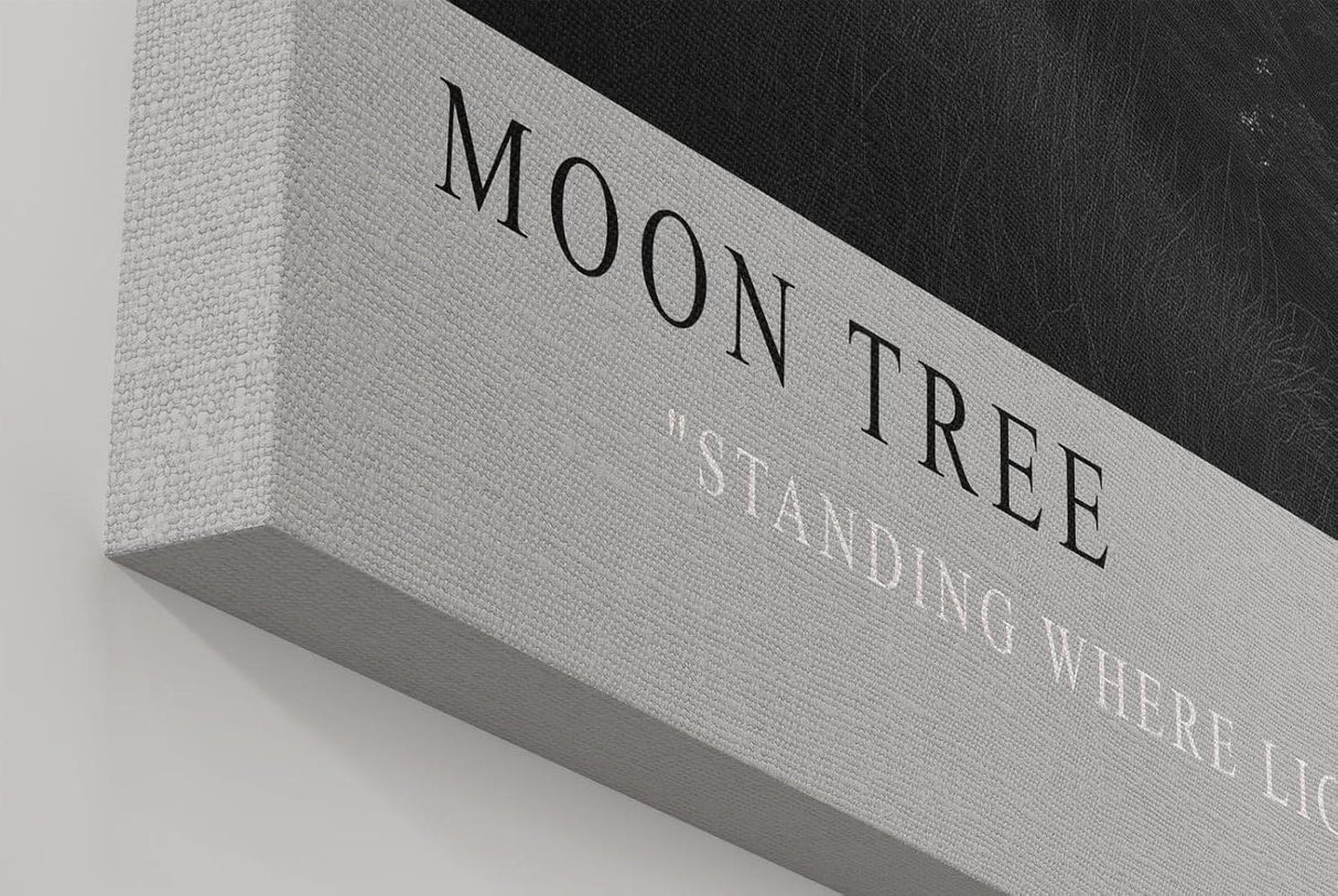 Paul Sinus Wandbild in 40x60cm Moon Tree – stimmungsvolle Schwarz-Weiß-Landschaft mit Baum am Ufer im Mondlicht