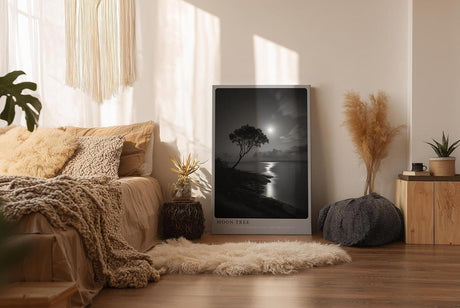 Paul Sinus Wandbild in 40x60cm Moon Tree – stimmungsvolle Schwarz-Weiß-Landschaft mit Baum am Ufer im Mondlicht