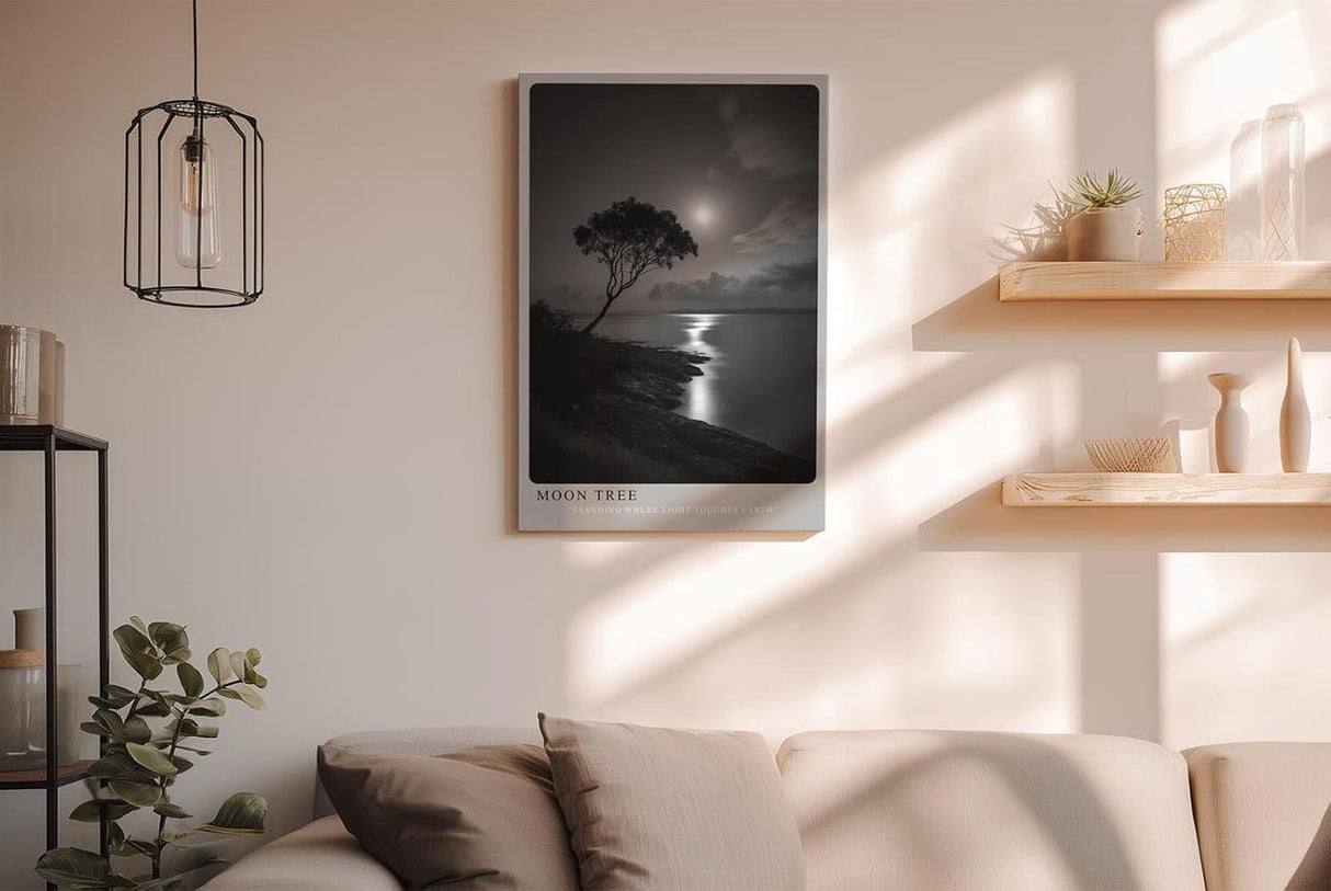 Paul Sinus Wandbild in 40x60cm Moon Tree – stimmungsvolle Schwarz-Weiß-Landschaft mit Baum am Ufer im Mondlicht