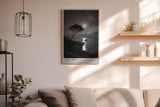 Paul Sinus Wandbild in 40x60cm Moon Tree – stimmungsvolle Schwarz-Weiß-Landschaft mit Baum am Ufer im Mondlicht