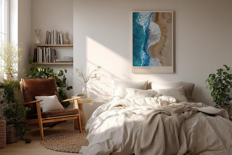 Paul Sinus Wandbild in 40x60cm Ocean's Edge – Luftaufnahme von Wellen und Sandstrand in Blauund Beigetönen