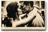 Paul Sinus Wandbild 120x80cm Paar Kuss im Regen Romantische Szene Vintage Fotokunst Schwarz Weiss Liebesmotiv