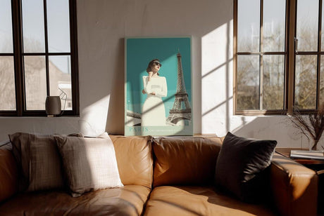Paul Sinus Wandbild in 40x60cm Paris – elegante Frau in Weiß vor dem Eiffelturm im Retro-Stil
