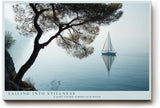 Paul Sinus Wandbild 120x80cm Segelboot auf ruhigem See minimalistische Landschaft blau grau maritimes Kunstmotiv moderne Wanddekoration fuer Wohnzimmer Büro