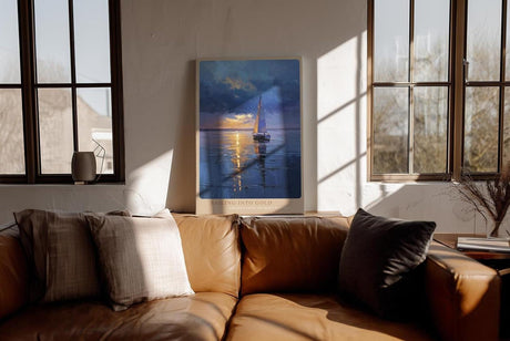 Paul Sinus Wandbild in 40x60cm Segelboot im goldenen Licht auf ruhigem Wasser mit dramatischem Himmel – maritimes Kunstwerk für stilvolle Raumgestaltung