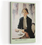Paul Sinus Wandbild in 40x60cm She Came Early – Elegantes Porträt einer Frau am Café-Tisch, modern interpretiert in Bilder mit hellen, klaren Farbtönen