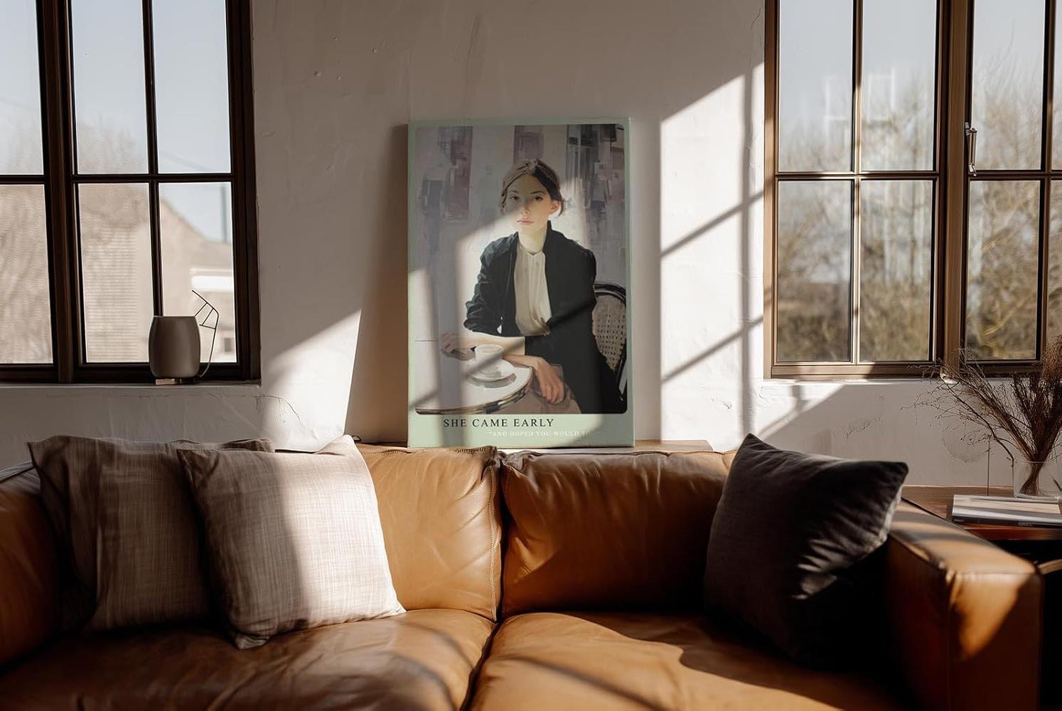 Paul Sinus Wandbild in 40x60cm She Came Early – Elegantes Porträt einer Frau am Café-Tisch, modern interpretiert in Bilder mit hellen, klaren Farbtönen