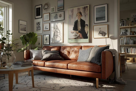 Paul Sinus Wandbild in 40x60cm She Came Early – Elegantes Porträt einer Frau am Café-Tisch, modern interpretiert in Bilder mit hellen, klaren Farbtönen