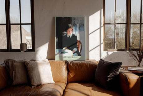 Paul Sinus Wandbild in 40x60cm She Came Early – Zartes Porträt einer Frau am Café-Tisch in Paris, nachdenklich auf ihre Tasse Kaffee blickend, moderne Bilder mit sanften Farbtönen