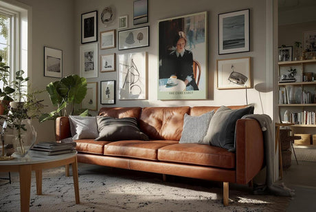 Paul Sinus Wandbild in 40x60cm She Came Early – Zartes Porträt einer Frau am Café-Tisch in Paris, nachdenklich auf ihre Tasse Kaffee blickend, moderne Bilder mit sanften Farbtönen