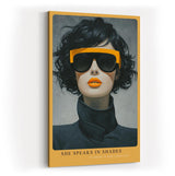 Paul Sinus Wandbild in 40x60cm She Speaks in Shades – modernes Porträt einer Frau mit gelber Sonnenbrille und Lippenstift, Fashion-Art in ausdrucksstarkem Stil