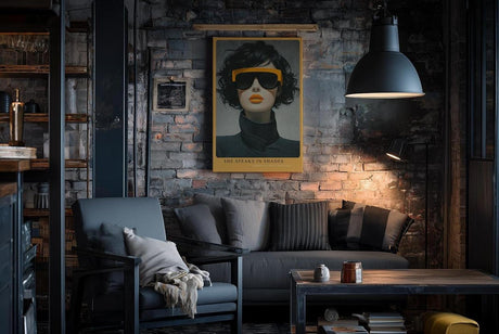 Paul Sinus Wandbild in 40x60cm She Speaks in Shades – modernes Porträt einer Frau mit gelber Sonnenbrille und Lippenstift, Fashion-Art in ausdrucksstarkem Stil