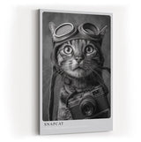 Paul Sinus Wandbild in 40x60cm Snapcat – Humorvolles Katzenporträt in Schwarz-Weiß mit Kamera und Fliegerbrille