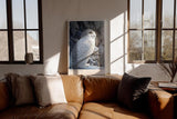Paul Sinus Wandbild in 40x60cm Snowy Owl – elegante Schneeeule im Profil mit feiner Gefiederzeichnung vor winterlicher Kulisse