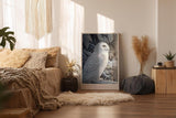 Paul Sinus Wandbild in 40x60cm Snowy Owl – elegante Schneeeule im Profil mit feiner Gefiederzeichnung vor winterlicher Kulisse
