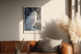 Paul Sinus Wandbild in 40x60cm Snowy Owl – elegante Schneeeule im Profil mit feiner Gefiederzeichnung vor winterlicher Kulisse