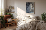 Paul Sinus Wandbild in 40x60cm Snowy Owl – elegante Schneeeule im Profil mit feiner Gefiederzeichnung vor winterlicher Kulisse