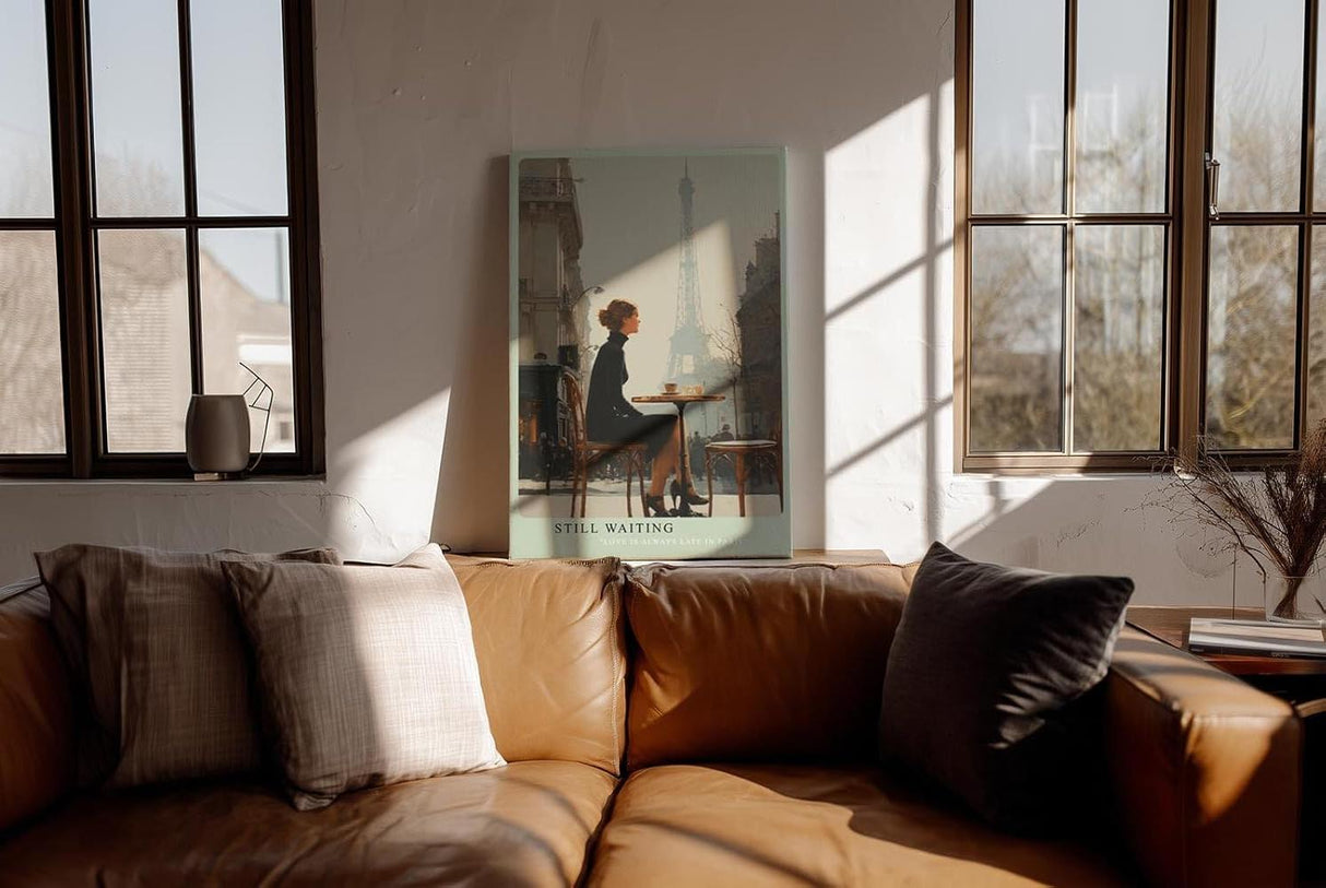 Paul Sinus Wandbild in 40x60cm Still Waiting – Romantische Szene einer Frau im schwarzen Kleid an einem Pariser Straßencafé mit Blick auf den Eiffelturm, moderne Bilder in warmen, weichen Farbtönen