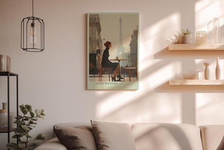 Paul Sinus Wandbild in 40x60cm Still Waiting – Romantische Szene einer Frau im schwarzen Kleid an einem Pariser Straßencafé mit Blick auf den Eiffelturm, moderne Bilder in warmen, weichen Farbtönen