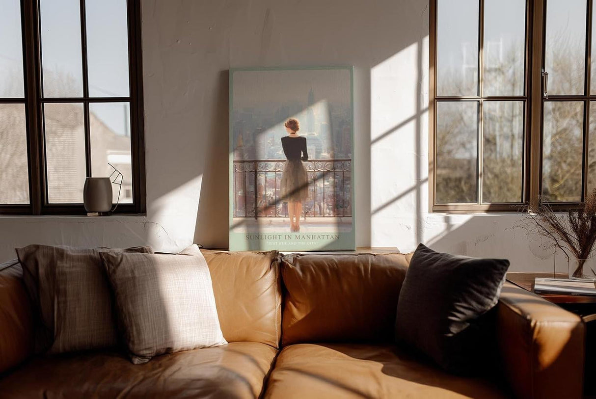 Paul Sinus Wandbild in 40x60cm Sunlight in Manhattan – Frau auf Balkon mit Blick auf Empire State Building, sonnendurchflutetes Stadtmotiv