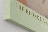 Paul Sinus Wandbild in 40x60cm The Blonde Vendetta – Blonde Frau mit Pistole im Retro-Pin-up-Stil