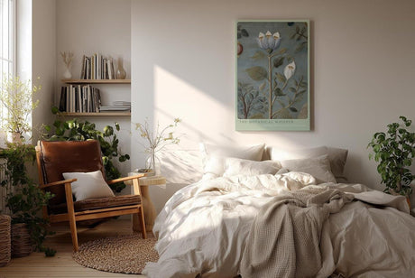Paul Sinus Wandbild in 40x60cm The Botanical Whisper Feine botanische Illustration einer blauen Blüte mit Blättern auf dezentem Hintergrund