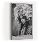 Paul Sinus Wandbild in 40x60cm The Crown of Silence Schwarz-Weiß-Porträt einer Frau mit opulentem Blumenkopfschmuck für elegante und zeitlose Raumgestaltung