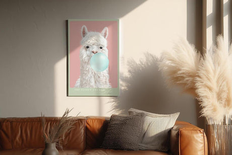 Paul Sinus Wandbild in 40x60cm The Fluffy Chewer – Verspielte Darstellung eines weißen Alpakas mit Kaugummiblase vor pastellrosa Hintergrund