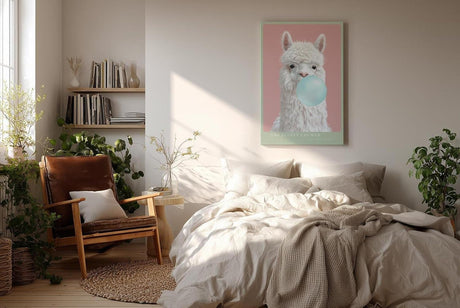 Paul Sinus Wandbild in 40x60cm The Fluffy Chewer – Verspielte Darstellung eines weißen Alpakas mit Kaugummiblase vor pastellrosa Hintergrund